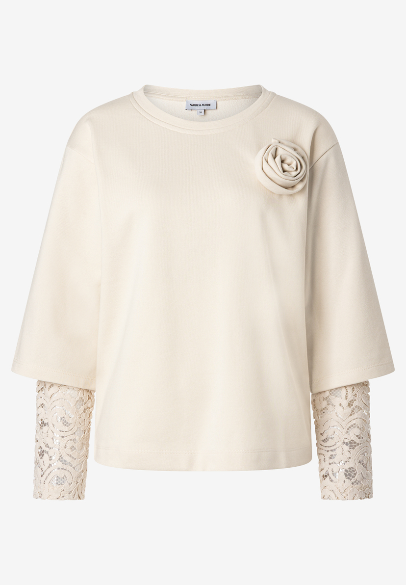 MORE & MORE Damen-Sweatshirt in Beige mit Blumen-Applikation und Spitzenärmeln. Feminines Oberteil für den Alltag. MORE & MORE Damen-Sweatshirt in Beige mit Blumen-Applikation und Spitzenärmeln. Feminines Oberteil für den Alltag.