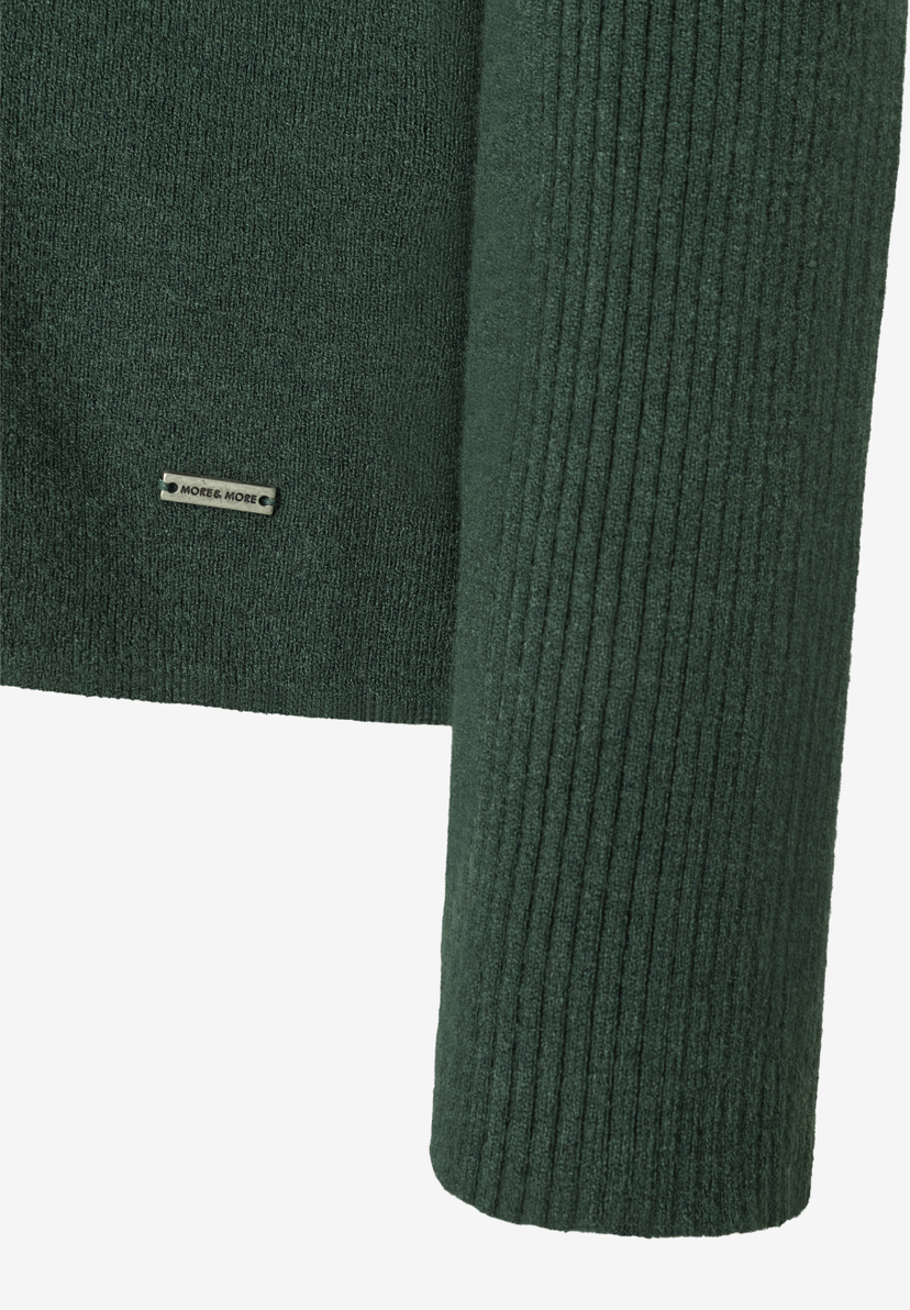 MORE & MORE Pullover mit Rippstrick-Ärmeln in Dunkelgrün, mit rechteckigem Markenlabel auf der Brust.