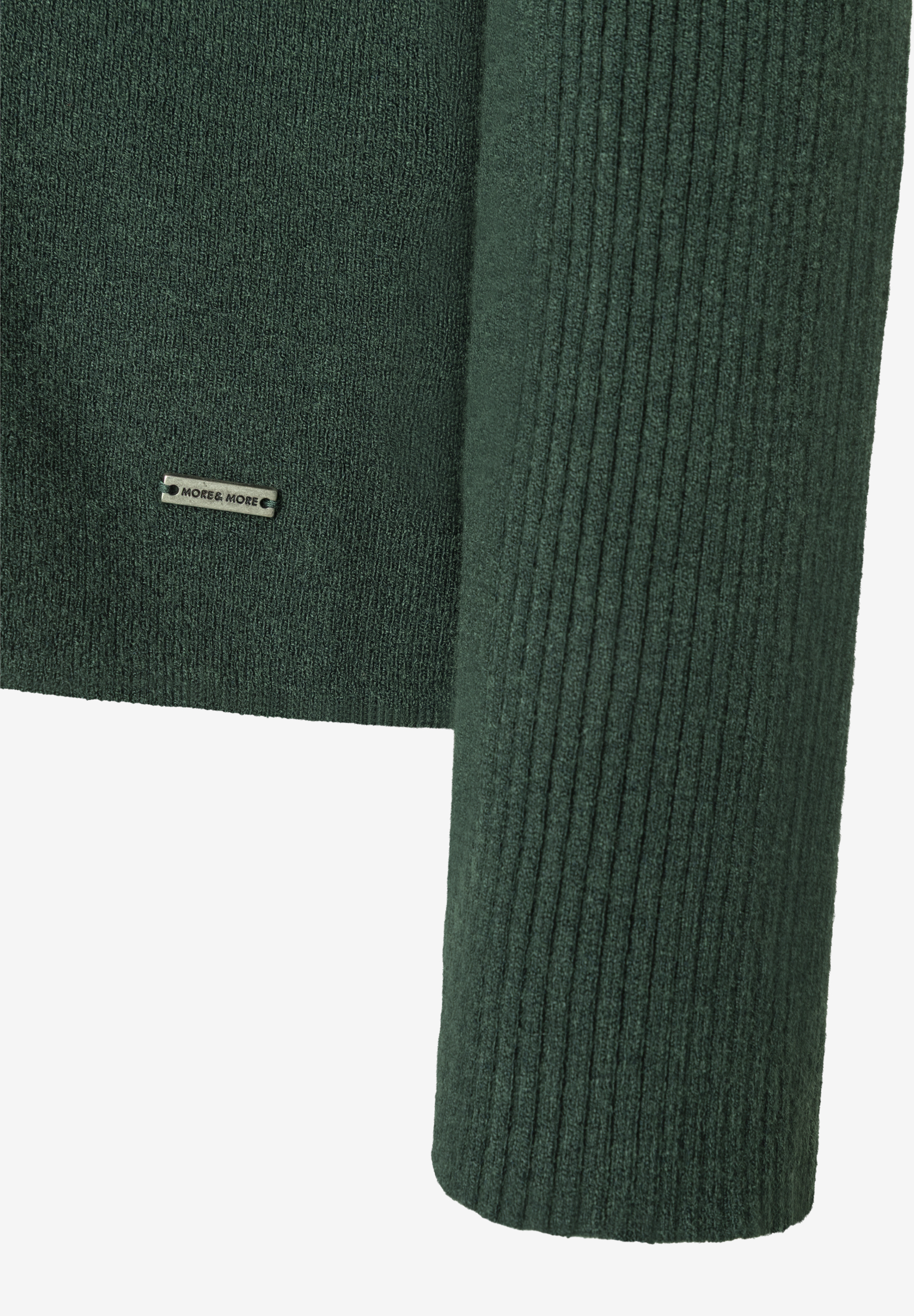MORE & MORE Pullover mit Rippstrick-Ärmeln in Dunkelgrün, mit rechteckigem Markenlabel auf der Brust. MORE & MORE Pullover mit Rippstrick-Ärmeln in Dunkelgrün, mit rechteckigem Markenlabel auf der Brust.