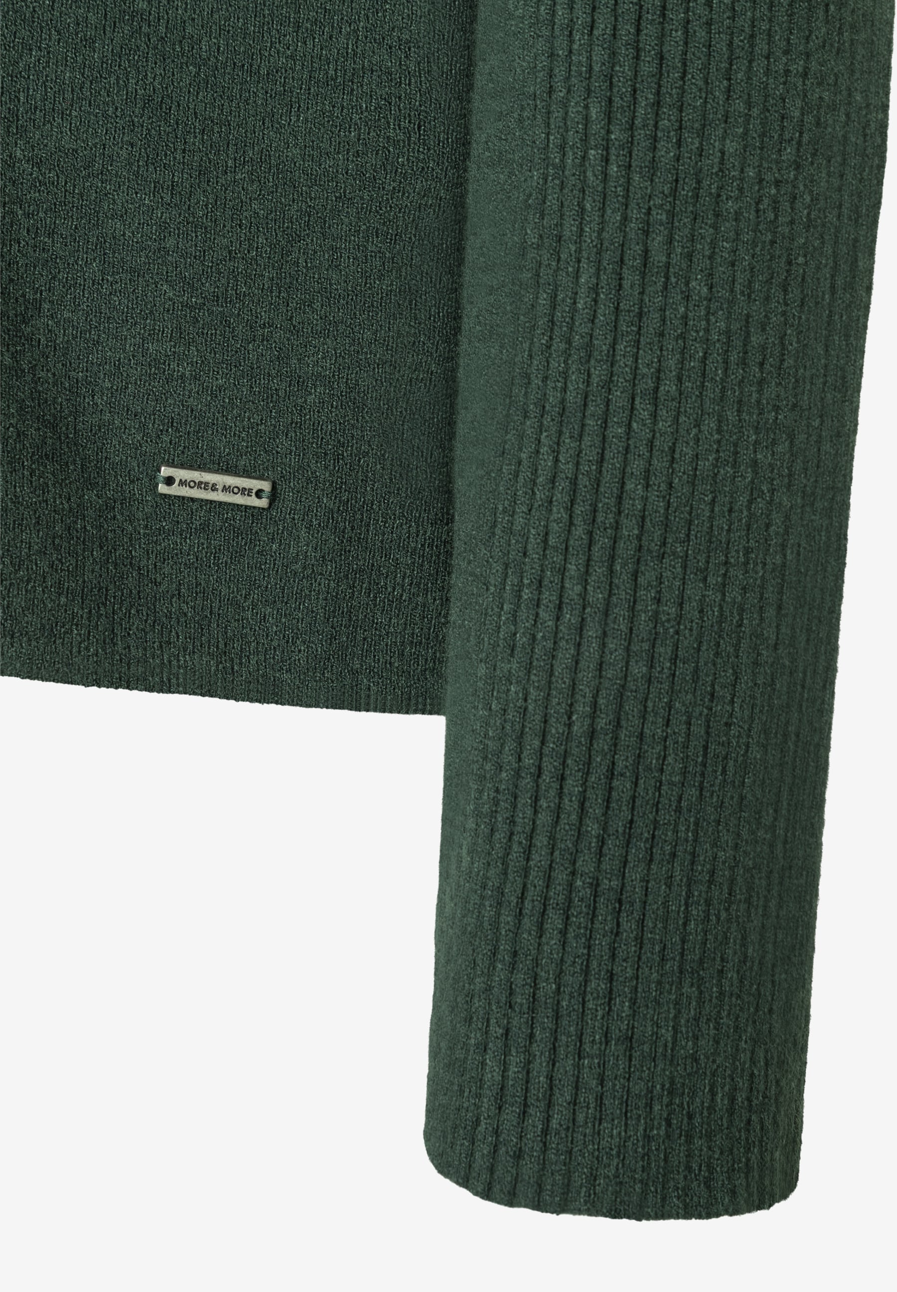 MORE & MORE Feinstrick Pullover in Dunkelgrün, gerippte Ärmel und Saum mit Label-Plakette, weicher Tragekomfort. MORE & MORE Feinstrick Pullover in Dunkelgrün, gerippte Ärmel und Saum mit Label-Plakette, weicher Tragekomfort.