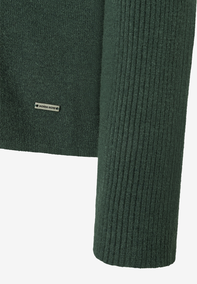MORE & MORE Feinstrick Pullover in Dunkelgrün, gerippte Ärmel und Saum mit Label-Plakette, weicher Tragekomfort. MORE & MORE Feinstrick Pullover in Dunkelgrün, gerippte Ärmel und Saum mit Label-Plakette, weicher Tragekomfort.