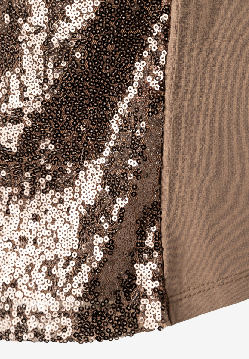 Nahaufnahme von MORE & MORE Oberteil mit Pailletten und Jersey-Material. Nahaufnahme von MORE & MORE Oberteil mit Pailletten und Jersey-Material.