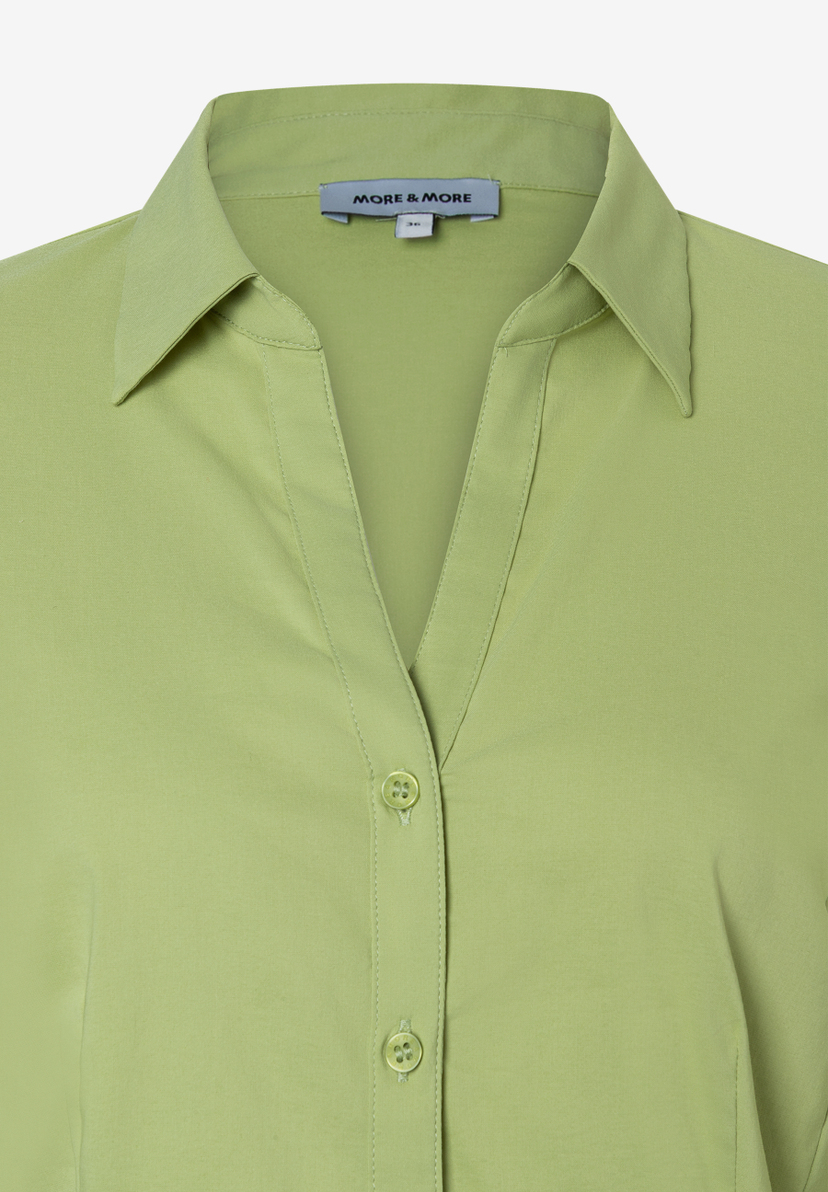 Nahaufnahme einer hellgrünen MORE & MORE Bluse aus Popeline mit Kragen und Knopfleiste. Nahaufnahme einer hellgrünen MORE & MORE Bluse aus Popeline mit Kragen und Knopfleiste.