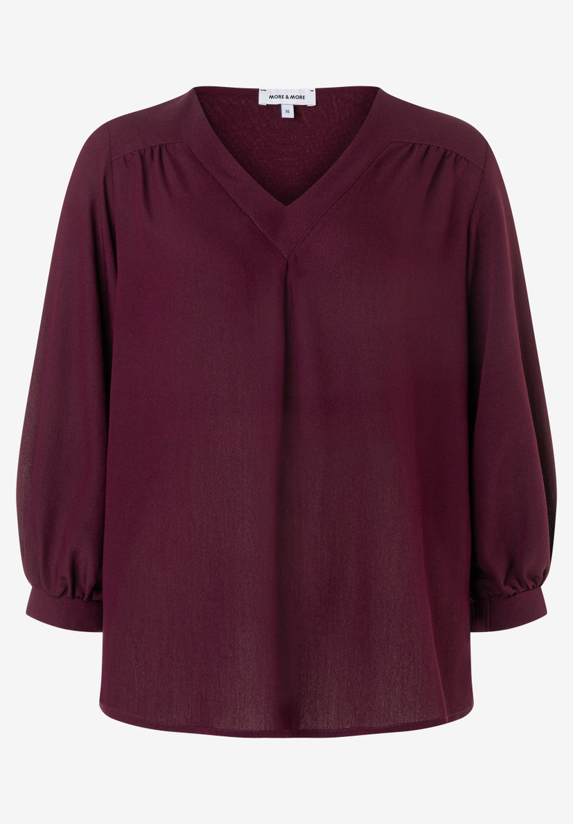 MORE & MORE Bluse: Bordeauxrotes Oberteil mit V-Ausschnitt, 3/4-Ärmeln und feinen Falten an den Schultern. MORE & MORE Bluse: Bordeauxrotes Oberteil mit V-Ausschnitt, 3/4-Ärmeln und feinen Falten an den Schultern.
