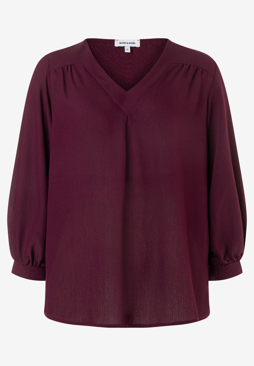 MORE & MORE Bluse: Bordeauxrotes Oberteil mit V-Ausschnitt, 3/4-Ärmeln und feinen Falten an den Schultern. MORE & MORE Bluse: Bordeauxrotes Oberteil mit V-Ausschnitt, 3/4-Ärmeln und feinen Falten an den Schultern.