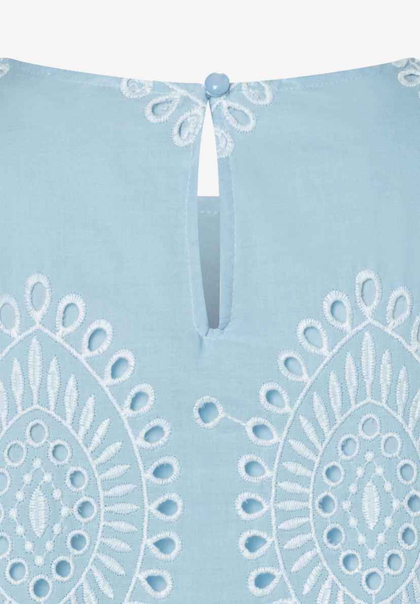 Nahaufnahme einer MORE & MORE Bluse mit feiner, weißer Spitze auf hellblauem Stoff und einem Knopfverschluss im Nacken. Nahaufnahme einer MORE & MORE Bluse mit feiner, weißer Spitze auf hellblauem Stoff und einem Knopfverschluss im Nacken.