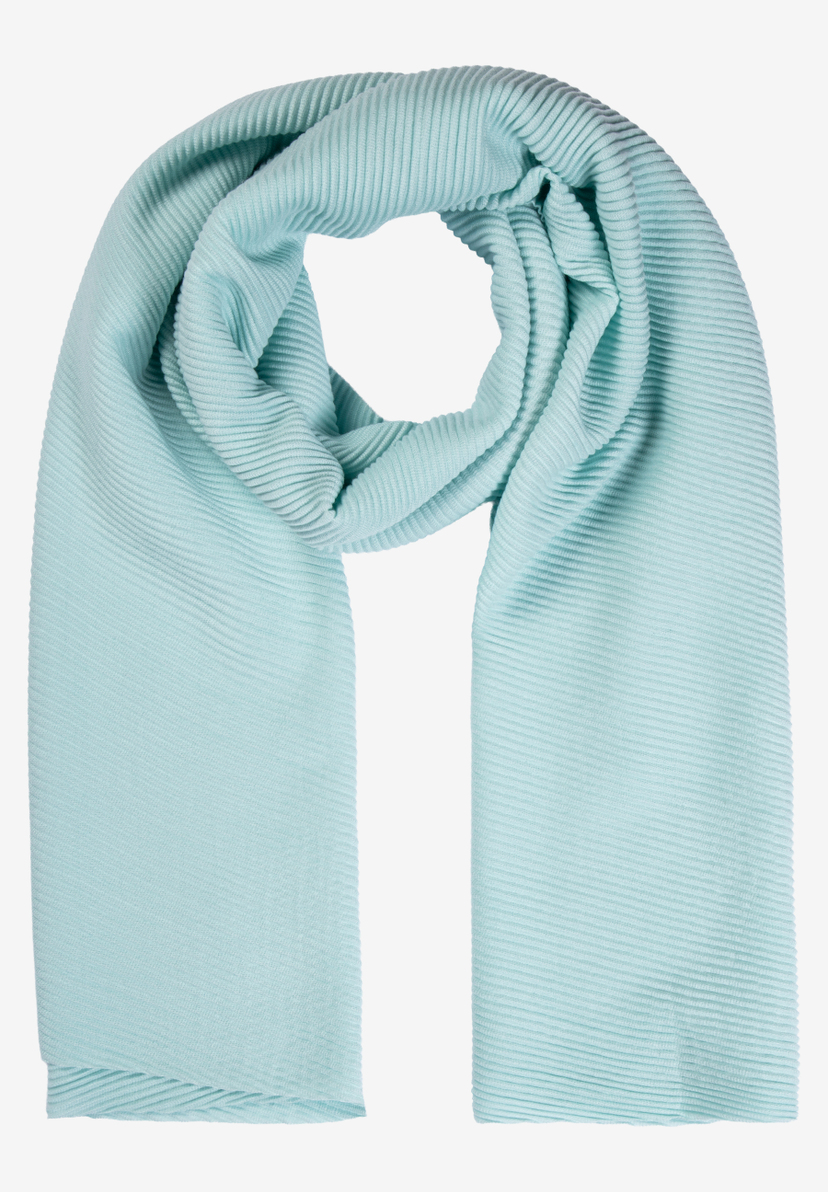 Ein hellblauer MORE & MORE Schal, plissiert und locker drapiert. Ein hellblauer MORE & MORE Schal, plissiert und locker drapiert.