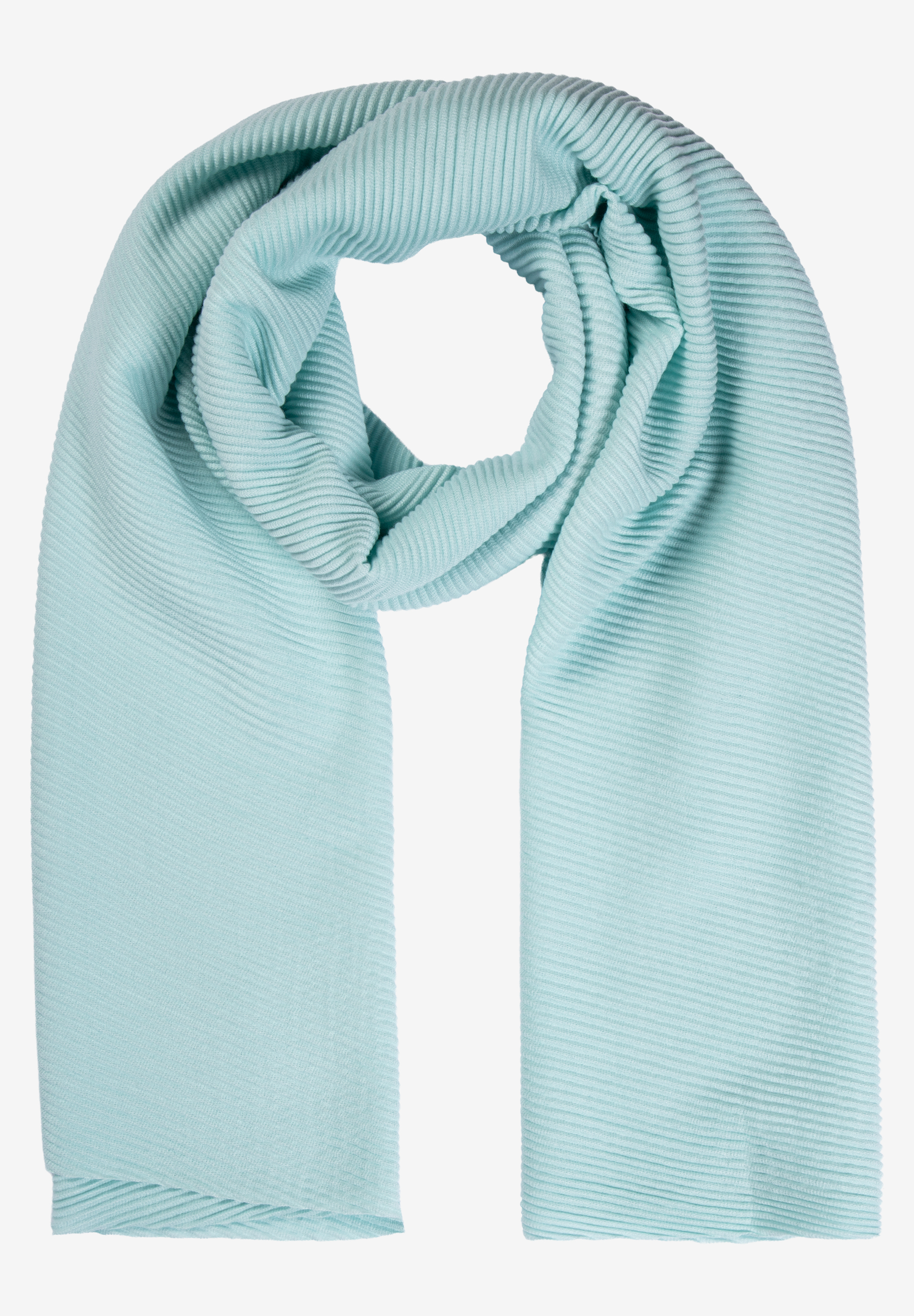 Ein hellblauer MORE & MORE Schal, plissiert und locker drapiert.