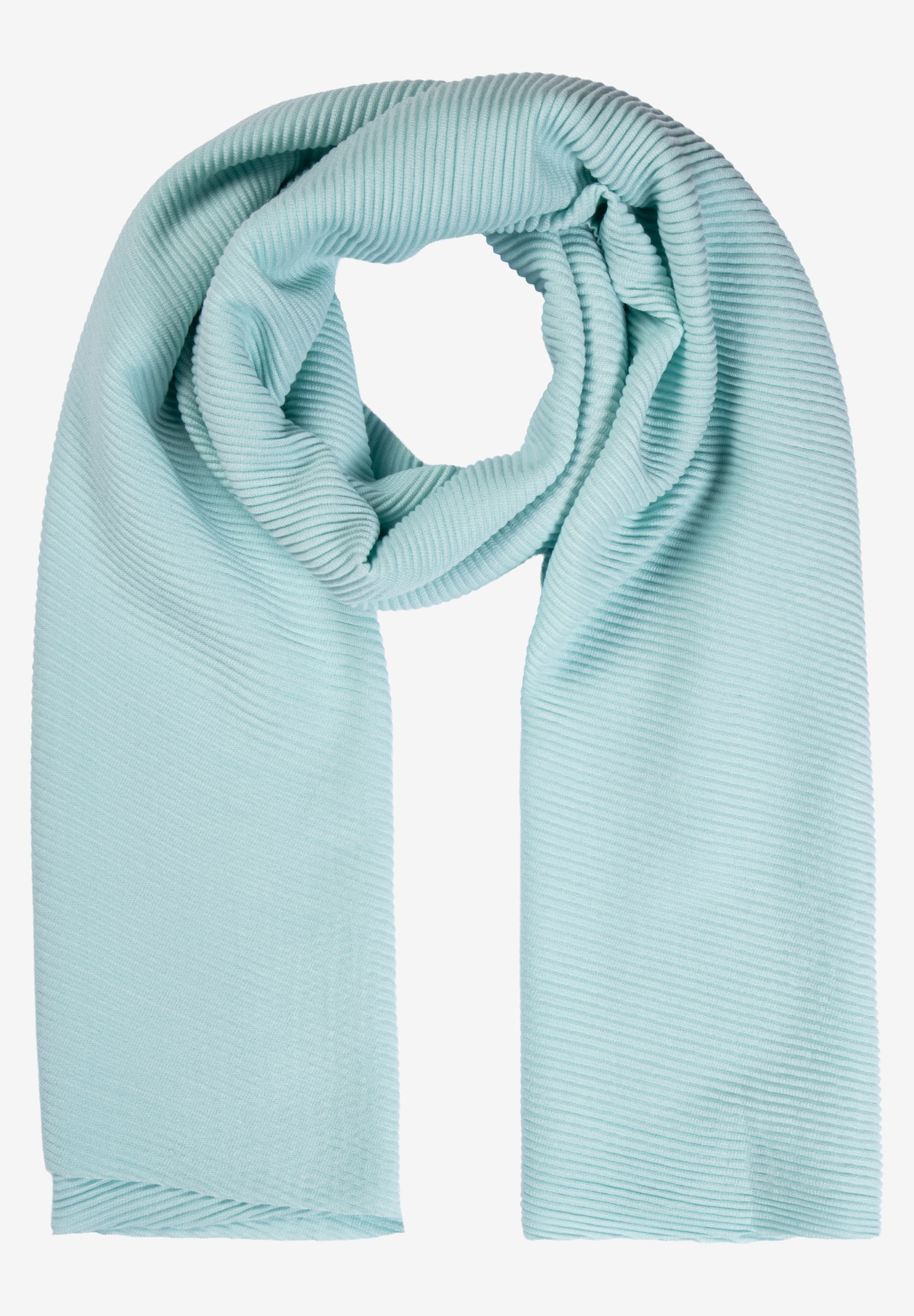Ein hellblauer MORE & MORE Schal, plissiert und locker drapiert.
