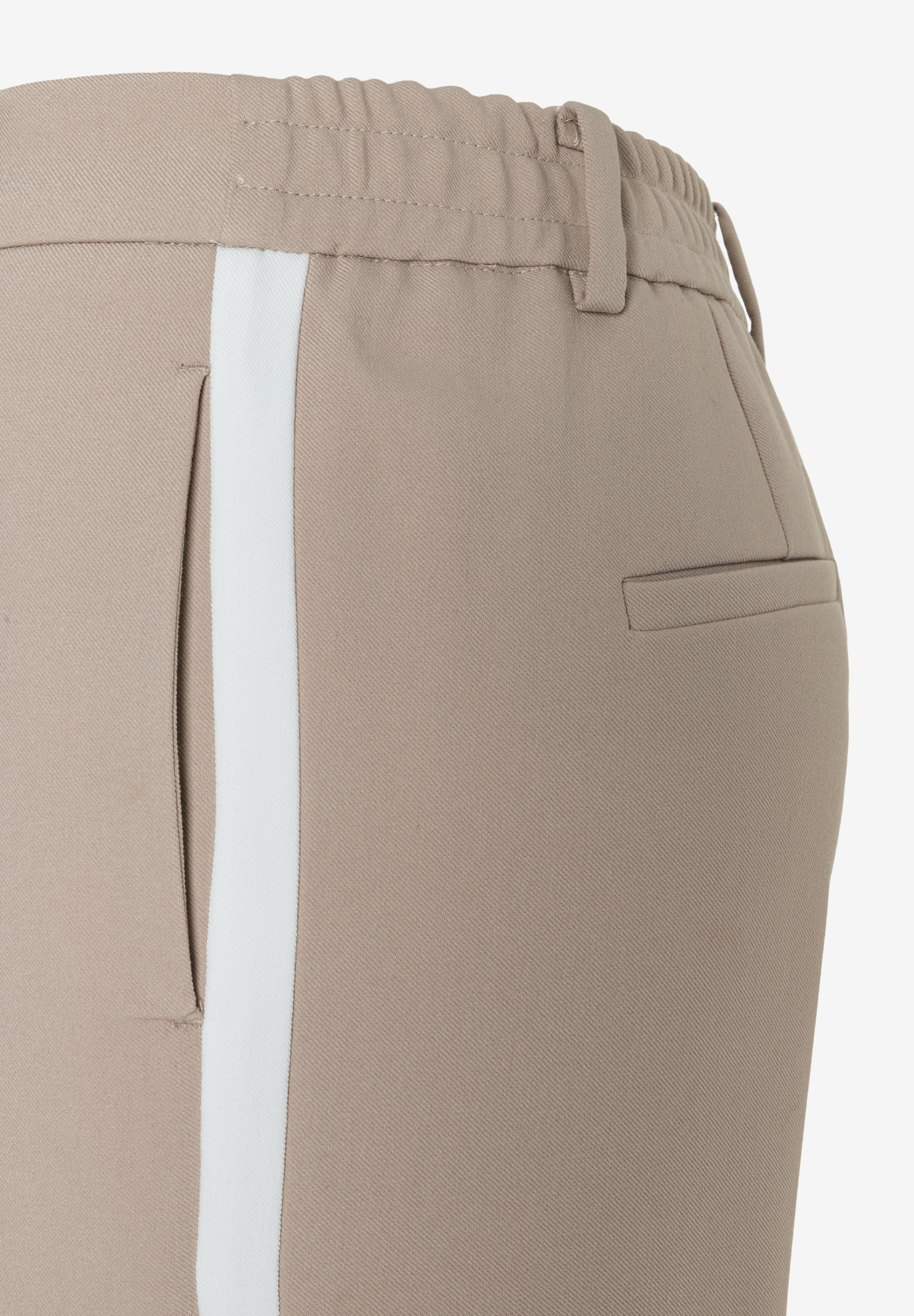 Detailaufnahme einer beigen MORE & MORE Hose mit weißem Seitenstreifen, Webware und Gummibund. Detailaufnahme einer beigen MORE & MORE Hose mit weißem Seitenstreifen, Webware und Gummibund.