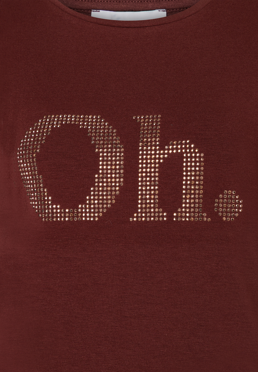 Ein bordeauxrotes MORE & MORE Oberteil mit dem glitzernden Schriftzug „Oh.“. Ein bordeauxrotes MORE & MORE Oberteil mit dem glitzernden Schriftzug „Oh.“.