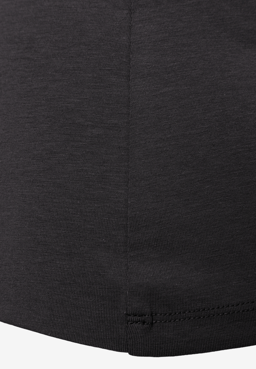 Nahaufnahme eines schwarzen MORE & MORE Jersey-Oberteils, das angenehm und hautfreundlich ist.