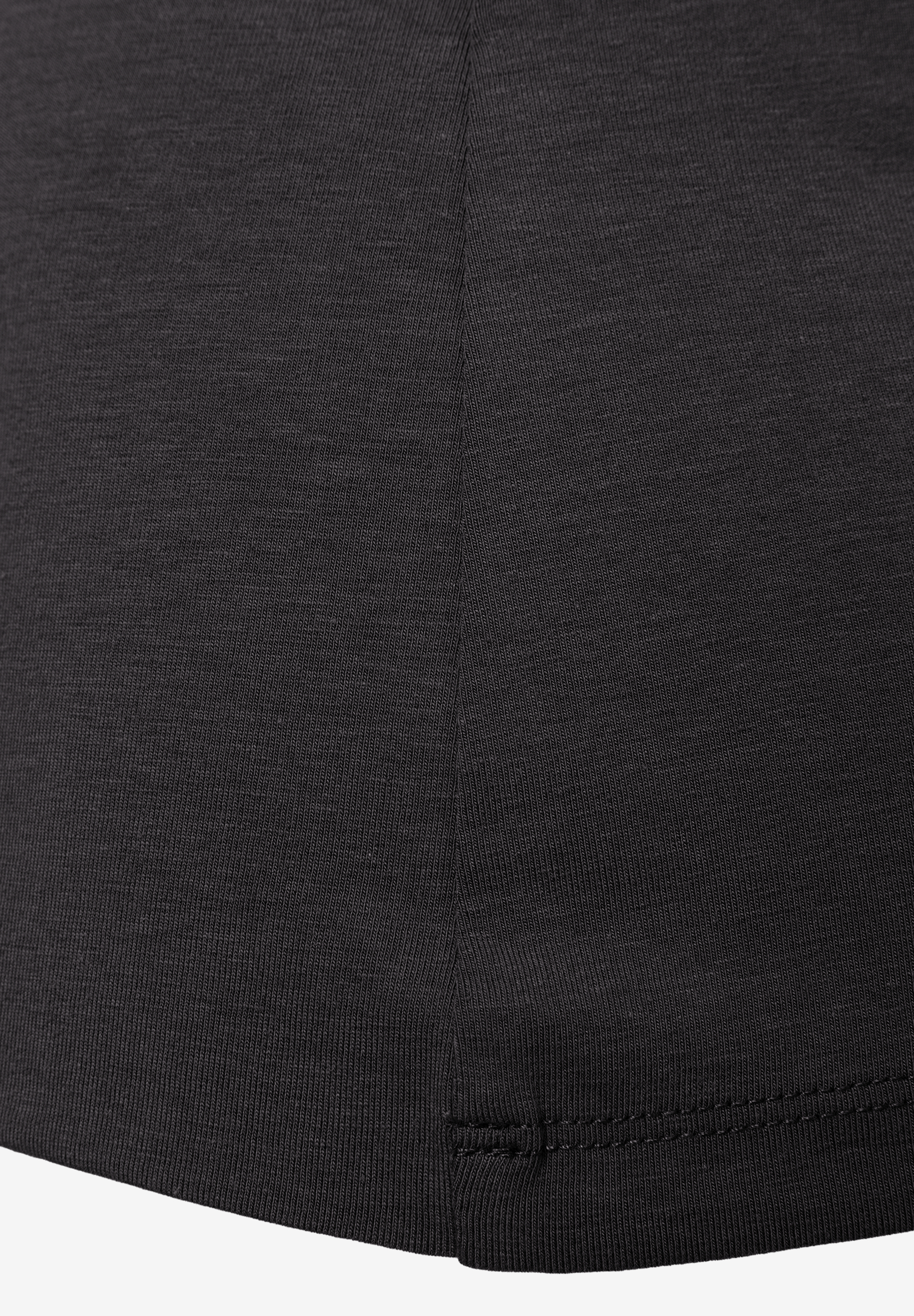 Nahaufnahme eines schwarzen MORE & MORE Jersey-Oberteils, das angenehm und hautfreundlich ist. Nahaufnahme eines schwarzen MORE & MORE Jersey-Oberteils, das angenehm und hautfreundlich ist.