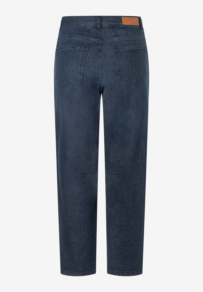 MORE & MORE Damen Jeans in Dunkelblau, mit zwei Gesäßtaschen und einem braunen Markenetikett am Bund.