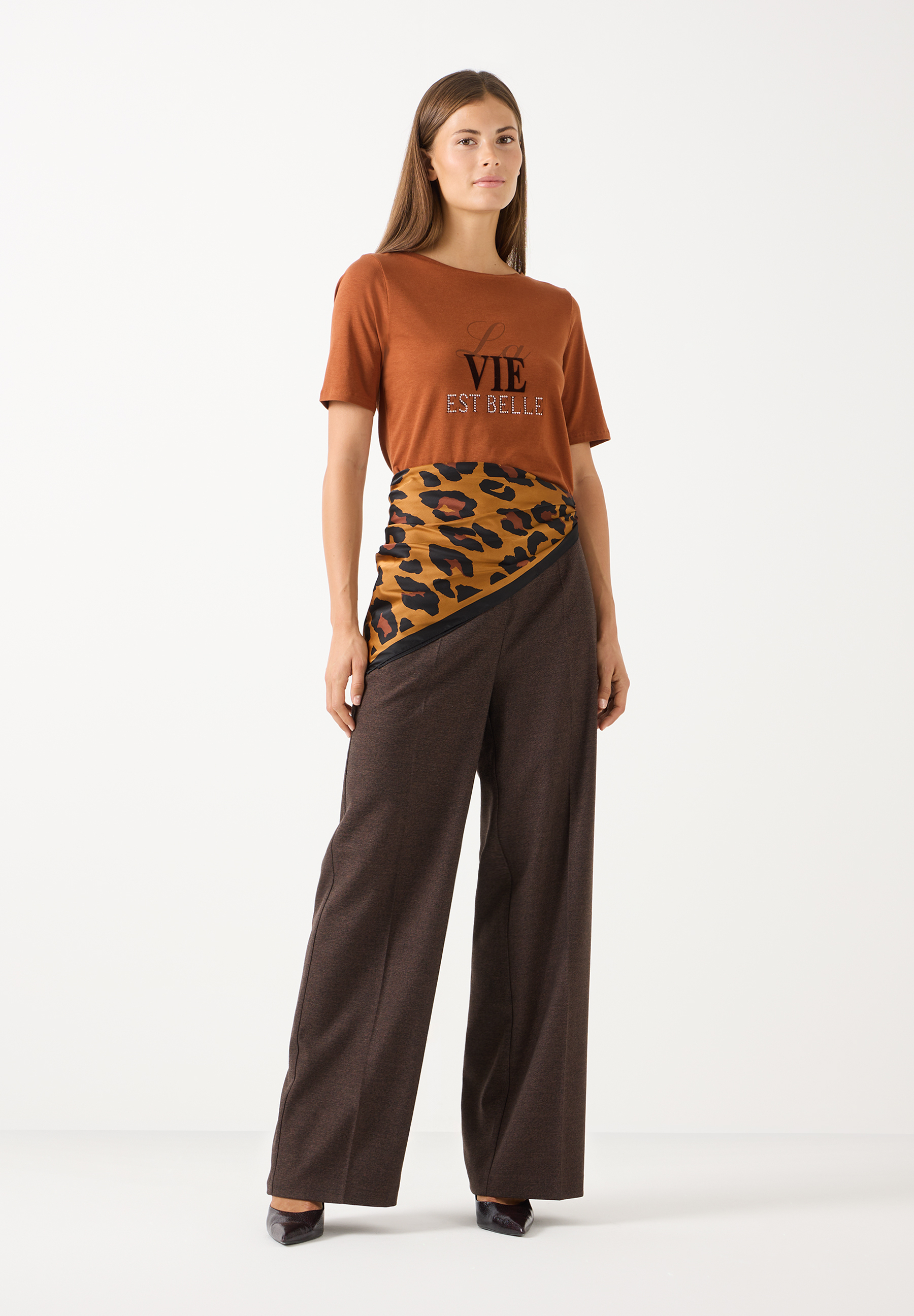 MORE & MORE Accessoires: Elegantes Seidenschal mit Leopardenmuster für Damen, um die Taille gewickelt.