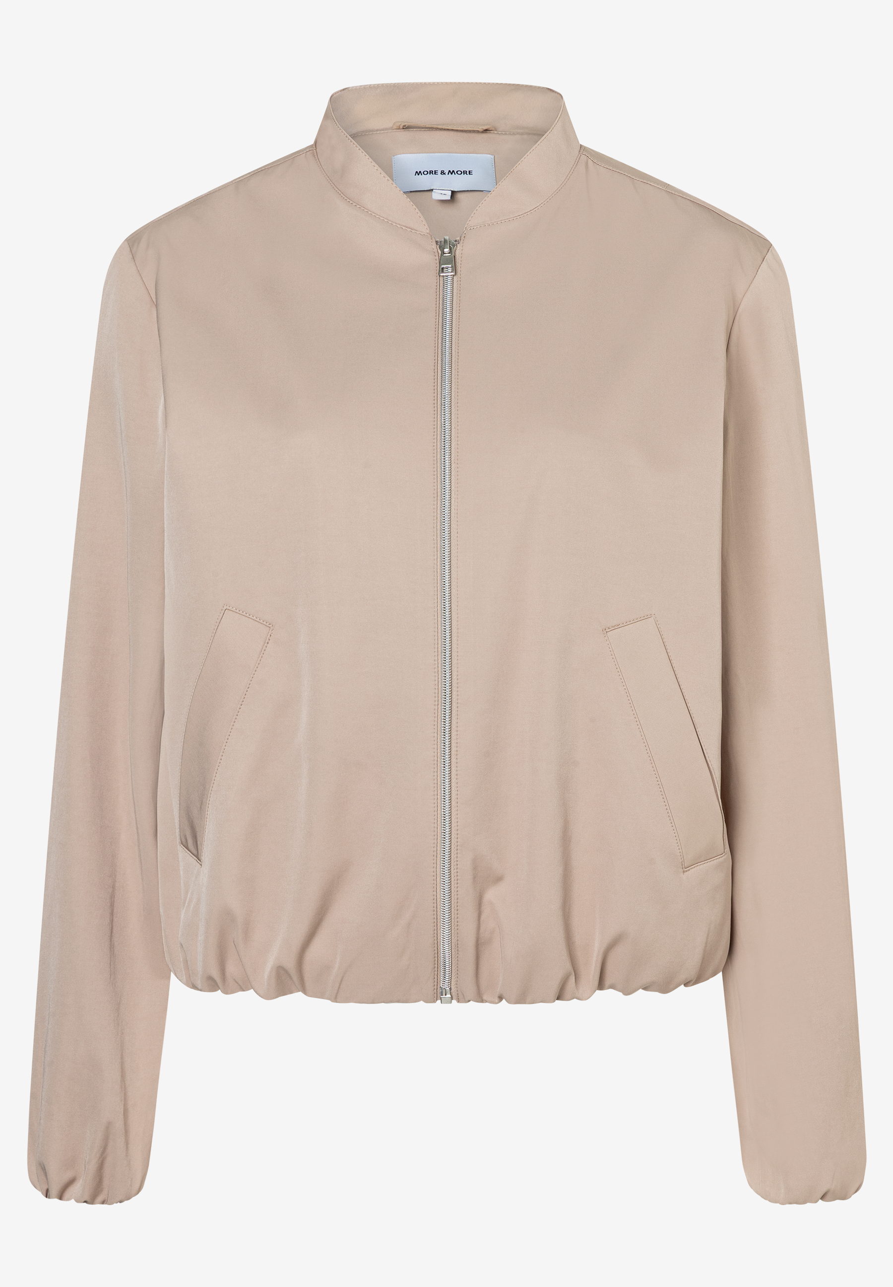 Eine hellbraune MORE & MORE Jacke mit durchgehendem Reißverschluss und Webware-Materialkonstruktion. Eine hellbraune MORE & MORE Jacke mit durchgehendem Reißverschluss und Webware-Materialkonstruktion.
