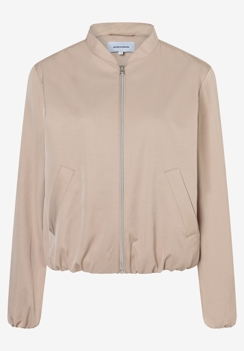 Eine hellbraune MORE & MORE Jacke mit durchgehendem Reißverschluss und Webware-Materialkonstruktion. Eine hellbraune MORE & MORE Jacke mit durchgehendem Reißverschluss und Webware-Materialkonstruktion.