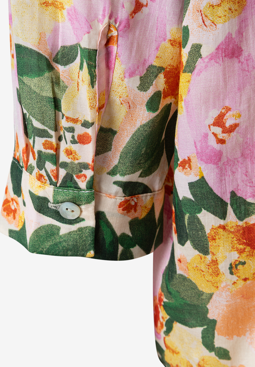 Detailaufnahme einer Bluse von MORE & MORE mit floralem Muster und Manschettenknopf. Detailaufnahme einer Bluse von MORE & MORE mit floralem Muster und Manschettenknopf.