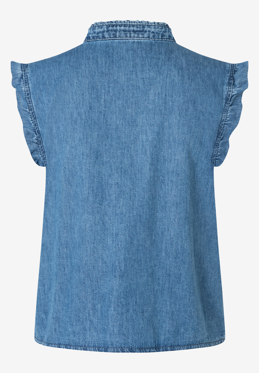 MORE & MORE Damen Denim-Bluse: hellblaues Oberteil aus angenehm weichem Denim, ohne Ärmel, mit kleinen Rüschen am Armausschnitt. MORE & MORE Damen Denim-Bluse: hellblaues Oberteil aus angenehm weichem Denim, ohne Ärmel, mit kleinen Rüschen am Armausschnitt.