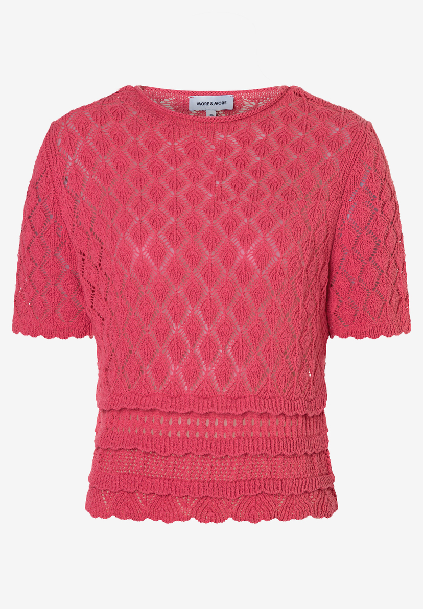 Ein rosa Lochstrick-Oberteil von MORE & MORE mit kurzen Ärmeln und leicht transparentem Material. Ein rosa Lochstrick-Oberteil von MORE & MORE mit kurzen Ärmeln und leicht transparentem Material.