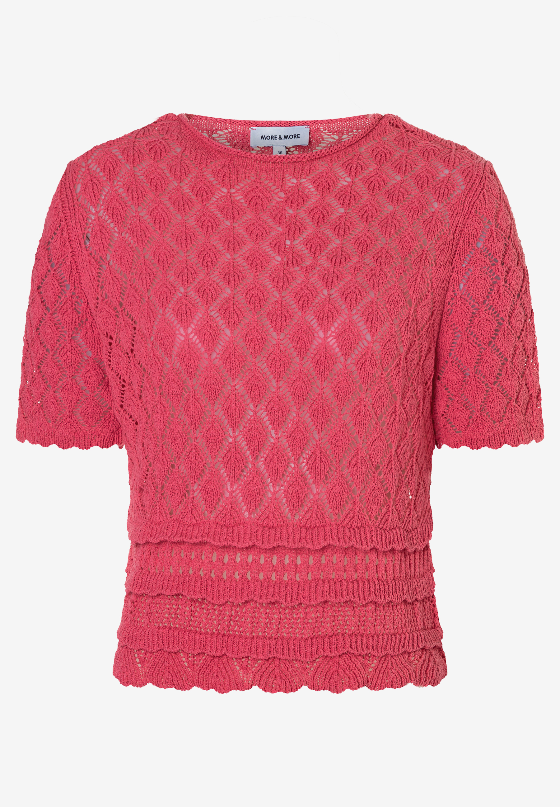 Ein rosa Lochstrick-Oberteil von MORE & MORE mit kurzen Ärmeln und leicht transparentem Material. Ein rosa Lochstrick-Oberteil von MORE & MORE mit kurzen Ärmeln und leicht transparentem Material.