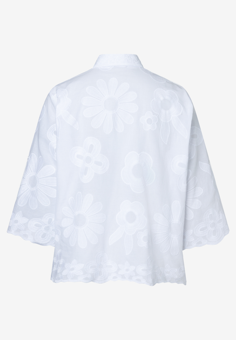 Rückenansicht einer weißen MORE & MORE Bluse mit Blumenmuster und 3/4-Ärmeln. Rückenansicht einer weißen MORE & MORE Bluse mit Blumenmuster und 3/4-Ärmeln.