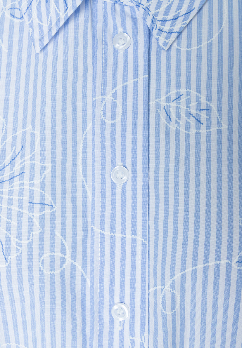 MORE & MORE Popeline-Bluse aus Baumwollmischung, hellblau/weiß gestreift mit weißen Blütenstickereien, durchgehende Knopfleiste. MORE & MORE Popeline-Bluse aus Baumwollmischung, hellblau/weiß gestreift mit weißen Blütenstickereien, durchgehende Knopfleiste.