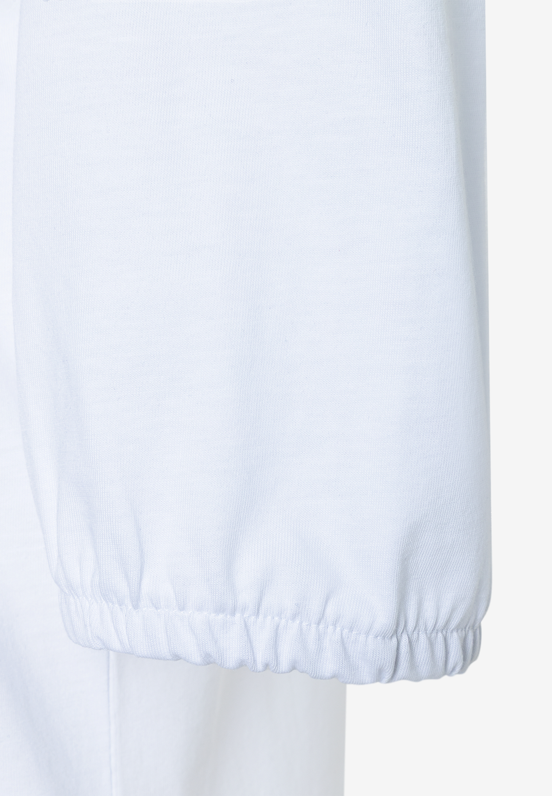 Detailaufnahme eines weißen MORE & MORE Jersey-Oberteils mit elastischem Ärmelbündchen. Detailaufnahme eines weißen MORE & MORE Jersey-Oberteils mit elastischem Ärmelbündchen.