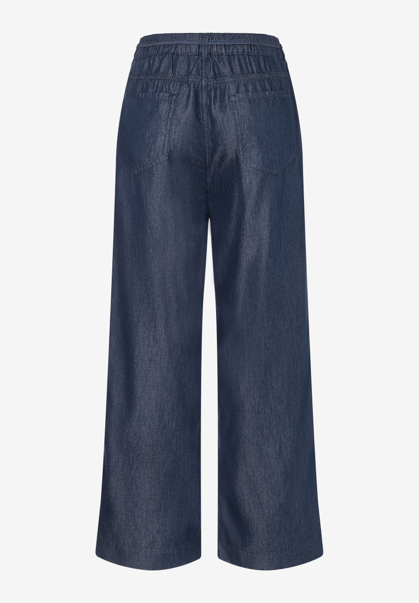 MORE & MORE Damen-Jeans in Dunkelblau, weitem Schnitt und elastischem Bund. Auf weißem Hintergrund. Von hinten. MORE & MORE Damen-Jeans in Dunkelblau, weitem Schnitt und elastischem Bund. Auf weißem Hintergrund. Von hinten.
