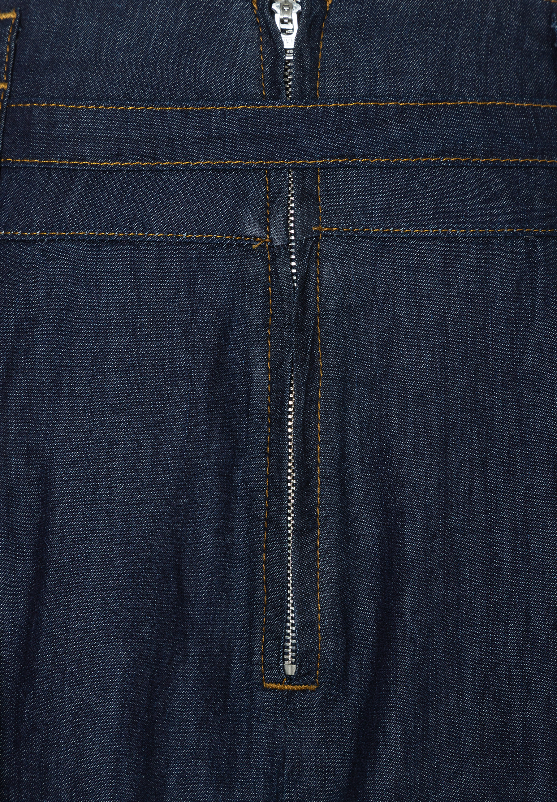 Detailansicht eines Jeansrocks von MORE & MORE mit Reißverschluss und gelben Nähten. Detailansicht eines Jeansrocks von MORE & MORE mit Reißverschluss und gelben Nähten.