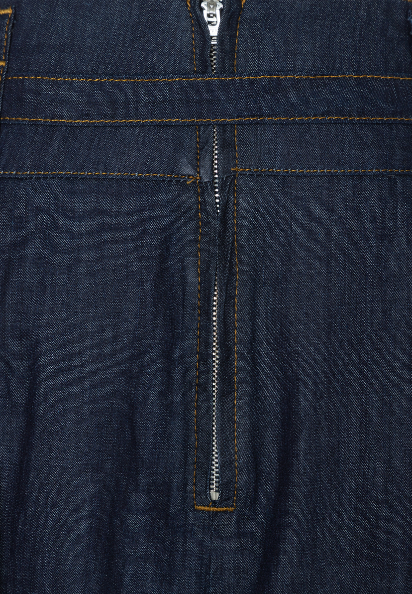 Detailansicht eines Jeansrocks von MORE & MORE mit Reißverschluss und gelben Nähten. Detailansicht eines Jeansrocks von MORE & MORE mit Reißverschluss und gelben Nähten.