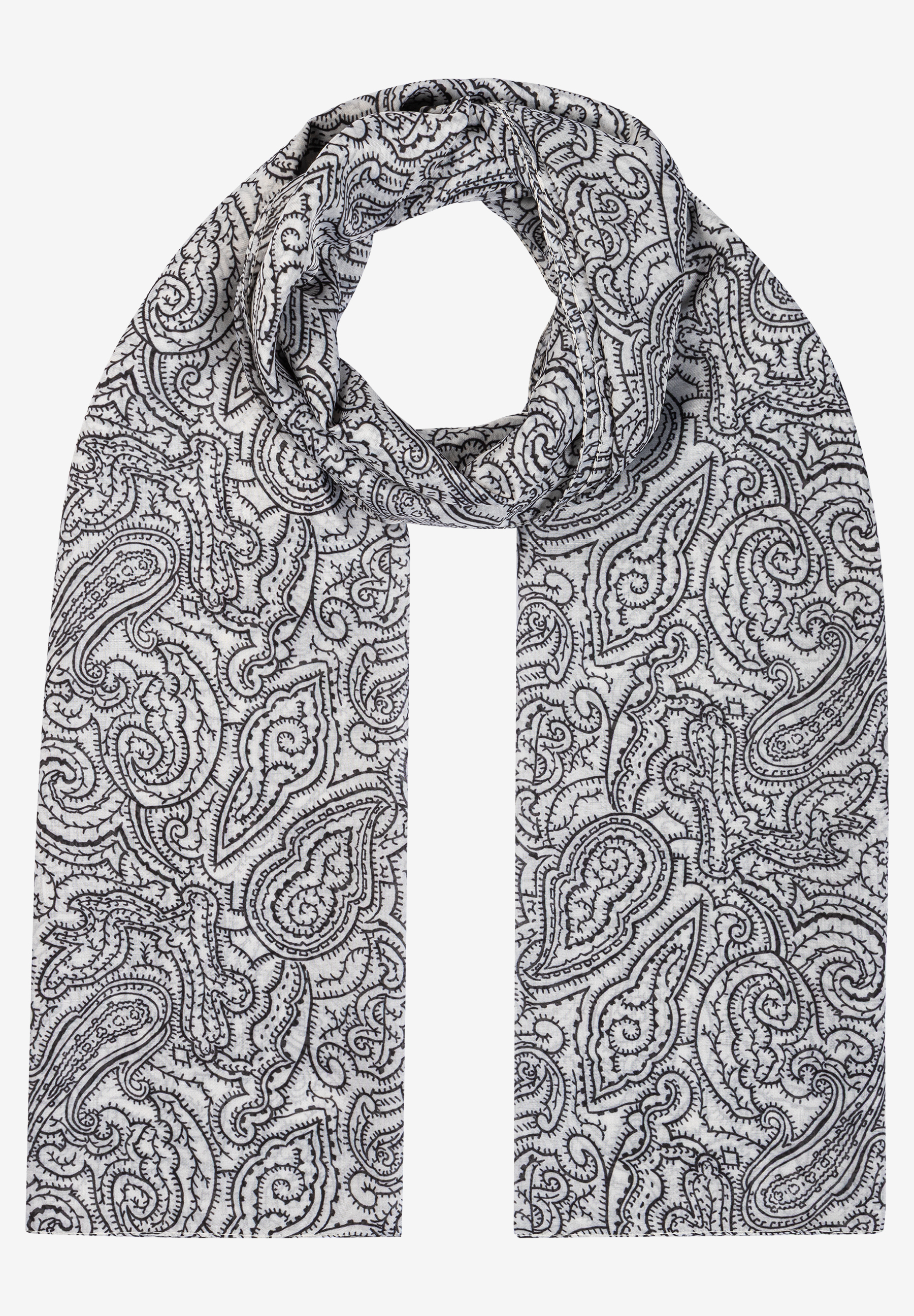 Ein MORE & MORE-Accessoire: Ein weißer Schal mit einem schwarzen Paisley-Muster ist um den Hals drapiert. Ein MORE & MORE-Accessoire: Ein weißer Schal mit einem schwarzen Paisley-Muster ist um den Hals drapiert.