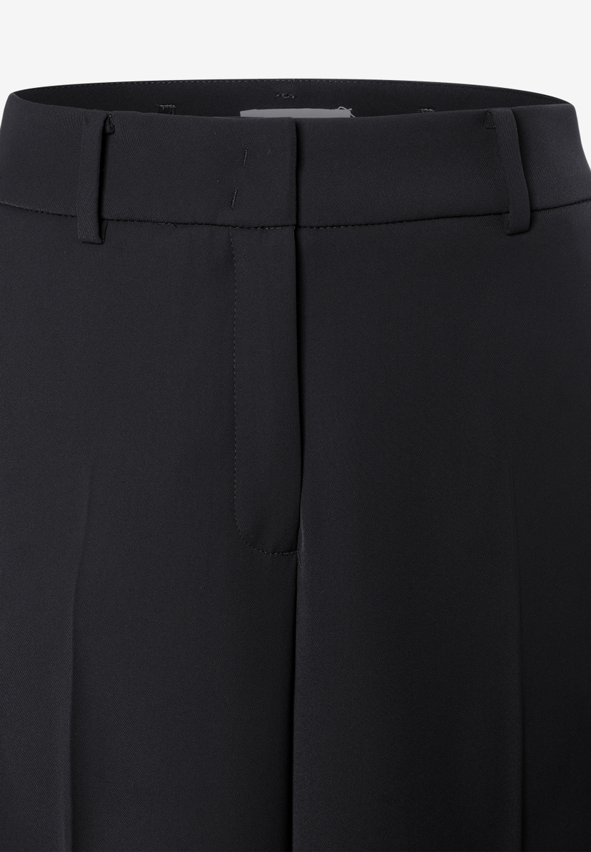 MORE & MORE schwarze Business-Hose mit Bundfalte, Gürtelschlaufen und verdecktem Verschluss auf hellem Hintergrund. MORE & MORE schwarze Business-Hose mit Bundfalte, Gürtelschlaufen und verdecktem Verschluss auf hellem Hintergrund.