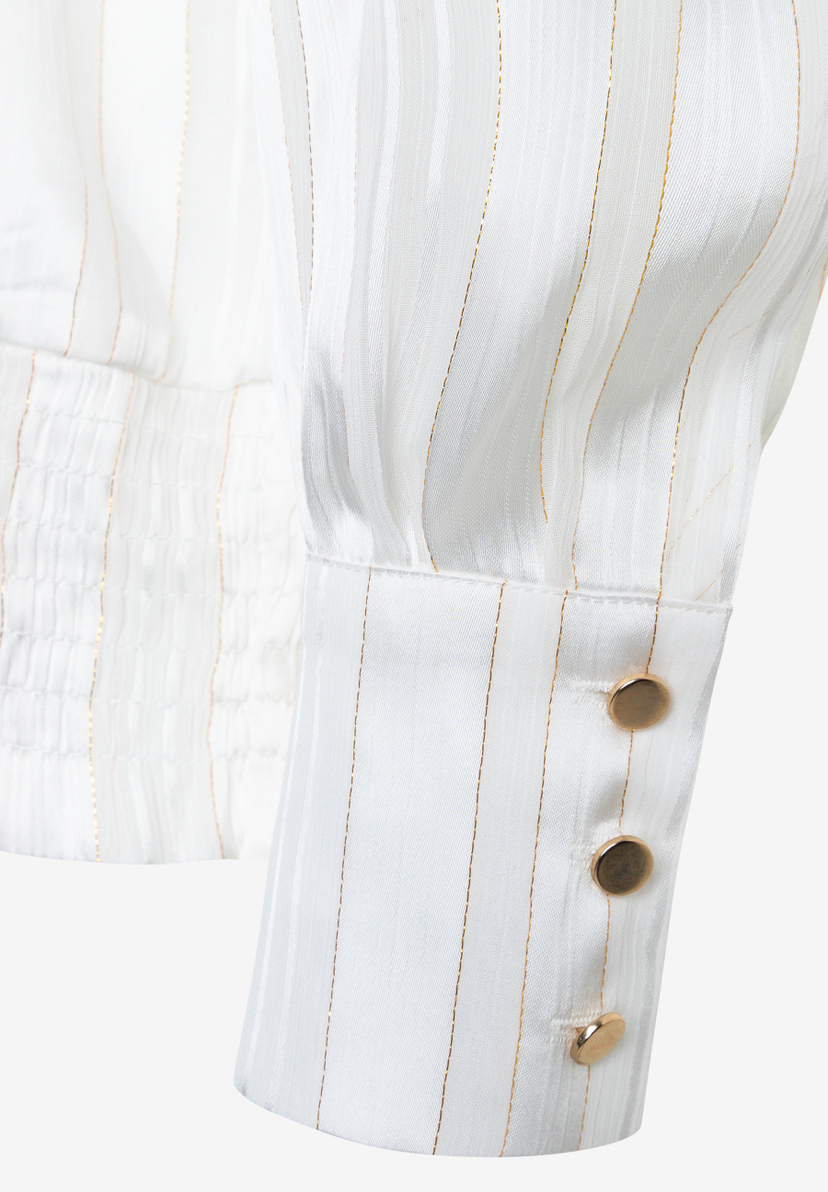 MORE & MORE Bluse: Weißes Oberteil mit goldenen Längsstreifen und Bündchen mit drei goldenen Knöpfen. Raffungen an der Taille.