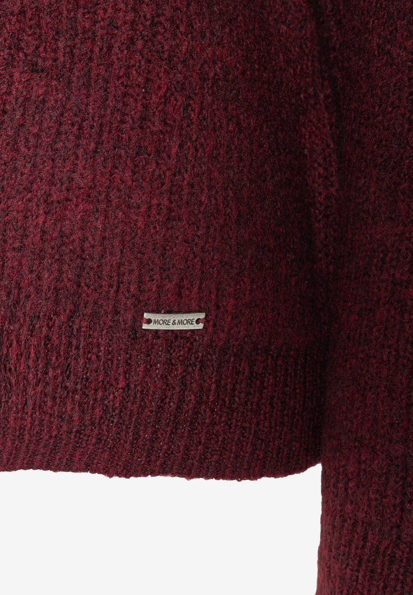 MORE & MORE Pullover in dunklem Weinrot mit leicht meliertem Muster und einem kleinen, silbernen Markenlabel. MORE & MORE Pullover in dunklem Weinrot mit leicht meliertem Muster und einem kleinen, silbernen Markenlabel.