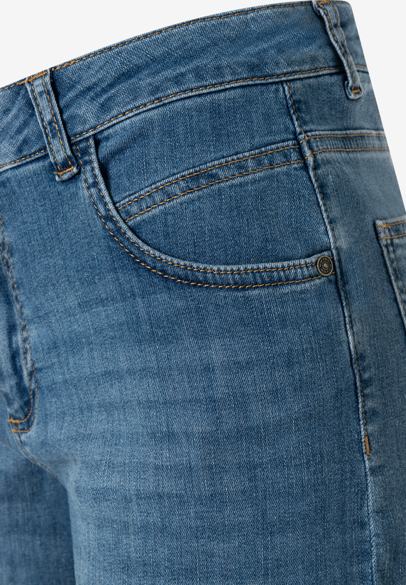 Nahaufnahme einer blauen MORE & MORE Jeanshose aus Denim mit elastischem Tragekomfort. Nahaufnahme einer blauen MORE & MORE Jeanshose aus Denim mit elastischem Tragekomfort.