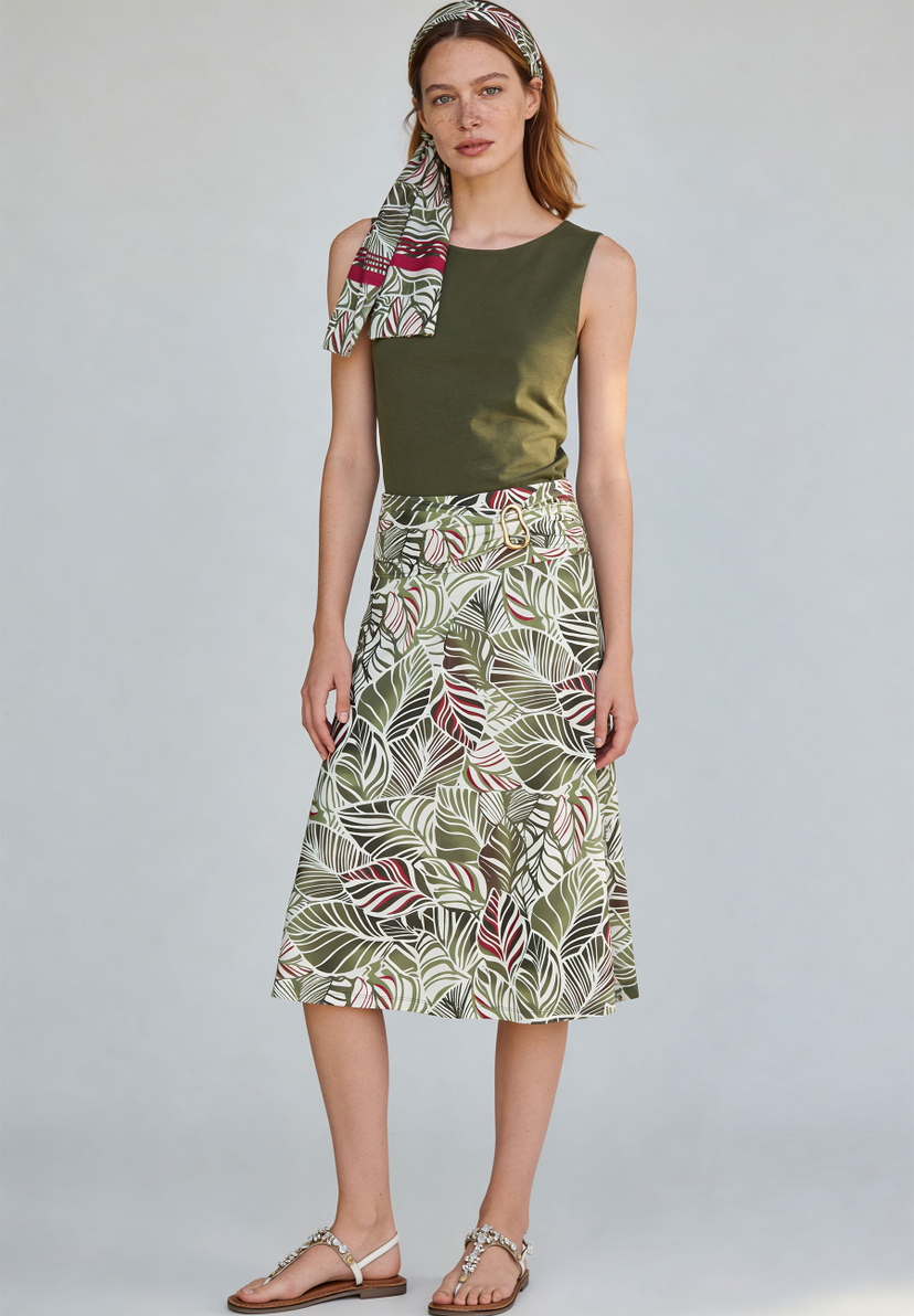 MORE & MORE Jersey-Top in Khaki, kombiniert mit passendem gemusterten Rock und Schal, Sandalen, eleganter Gürtel. MORE & MORE Jersey-Top in Khaki, kombiniert mit passendem gemusterten Rock und Schal, Sandalen, eleganter Gürtel.