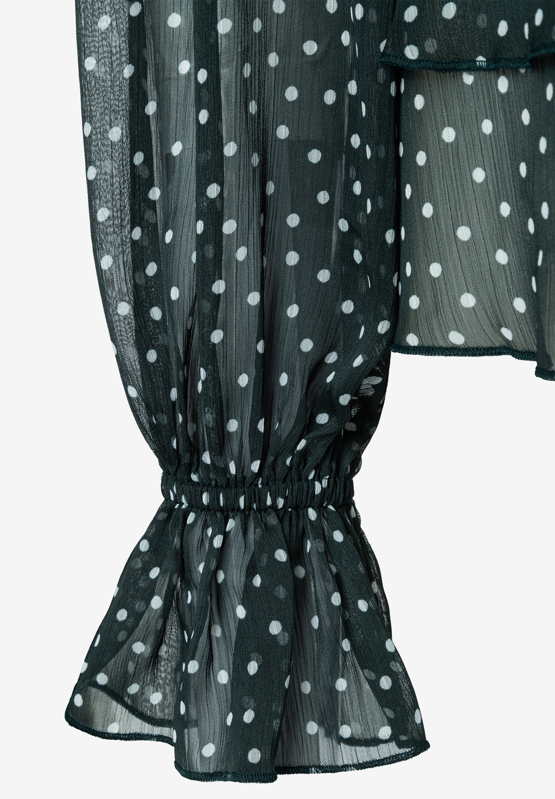 MORE & MORE Bluse: Eine dunkelgrüne Chiffonbluse mit weißen Polka-Dots und Rüschen an den Ärmelbündchen.