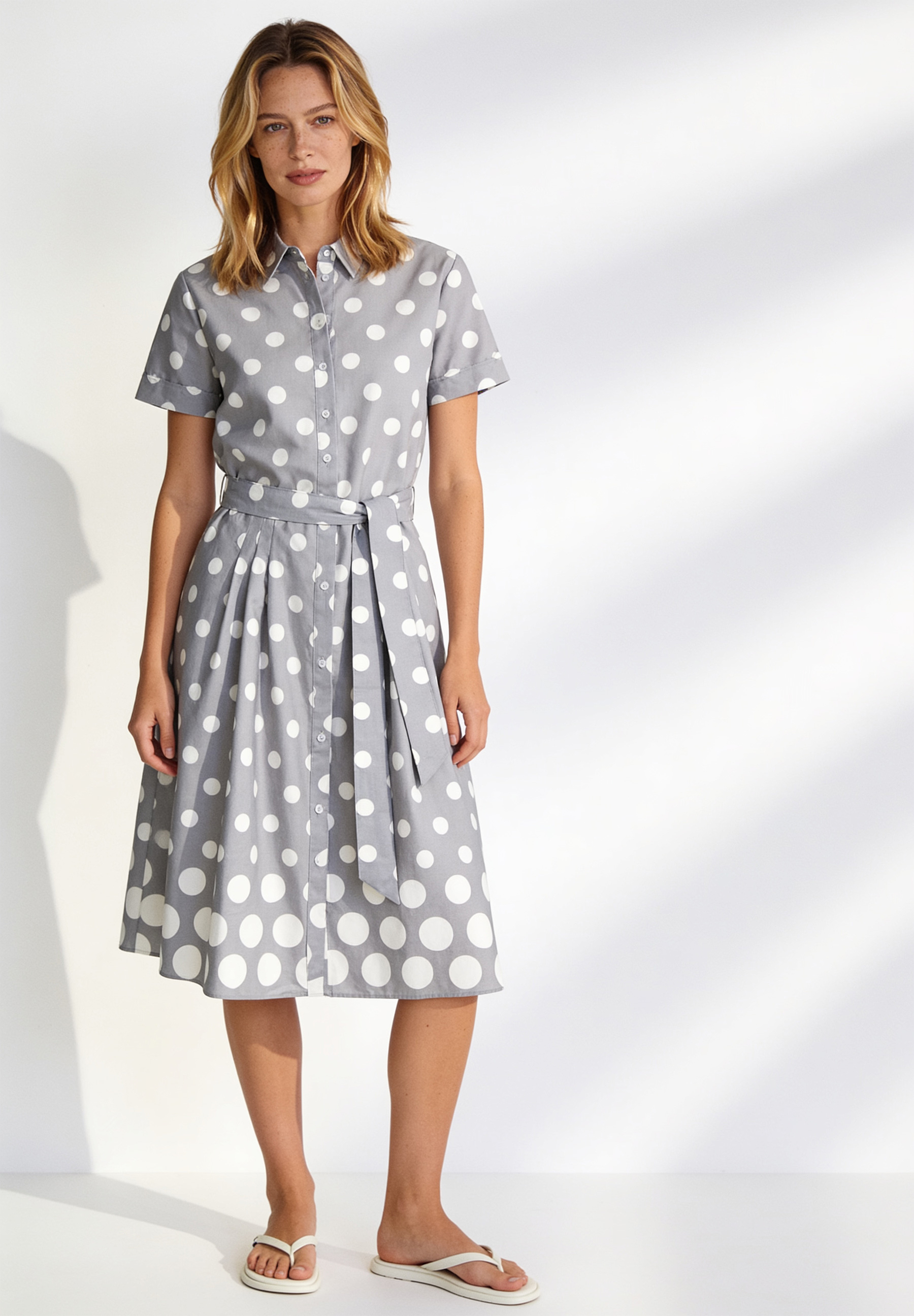 AI generated - MORE & MORE Damen-Popeline-Kleid aus Baumwolle mit weißen Punkten, Bindegürtel und Kragen. Sommerlich, lässig, knielang.