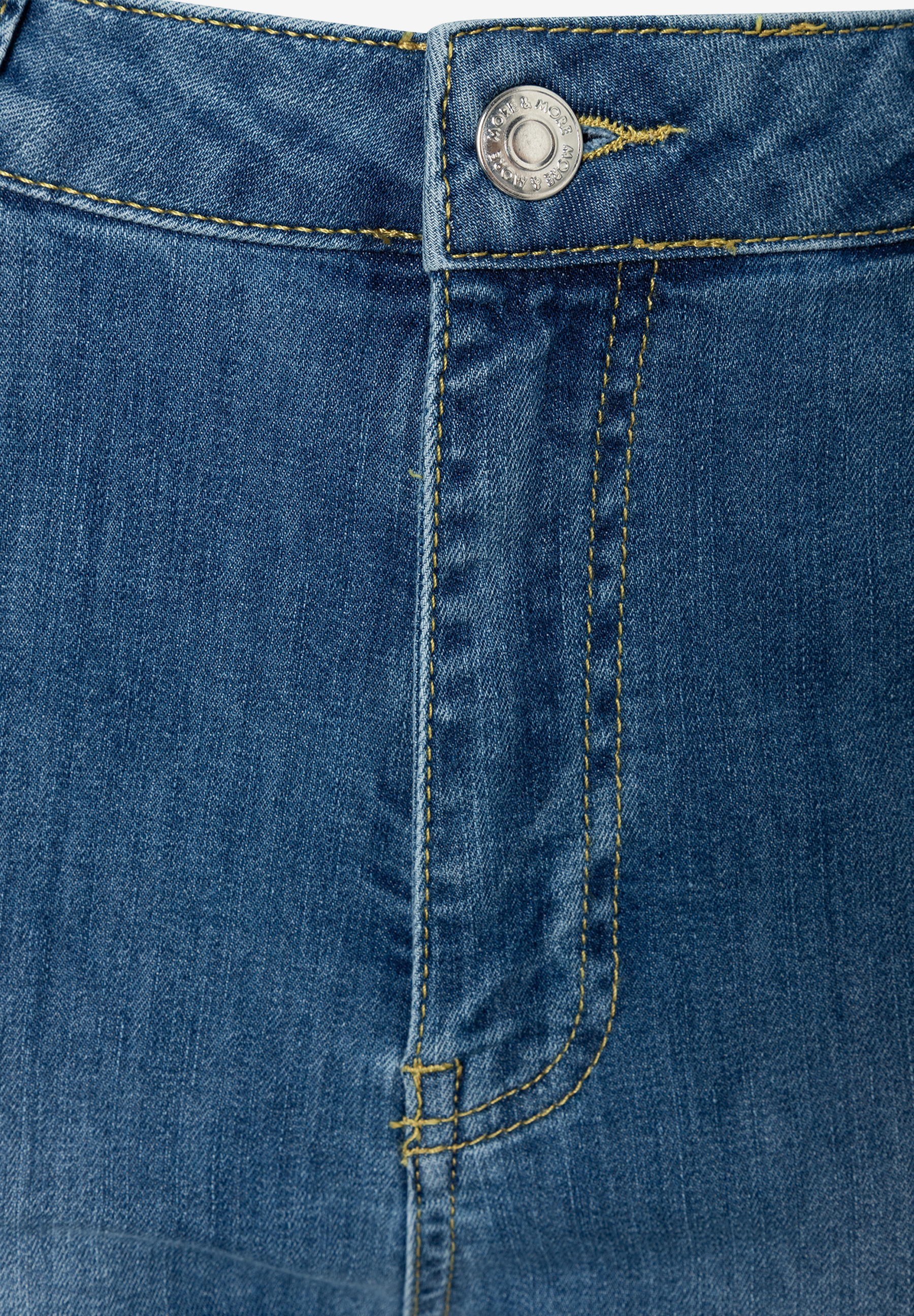 MORE & MORE Blue Jeans Detail: Nahaufnahme des Knopfverschlusses mit Markenprägung und gelben Nähten auf blauem Denim.