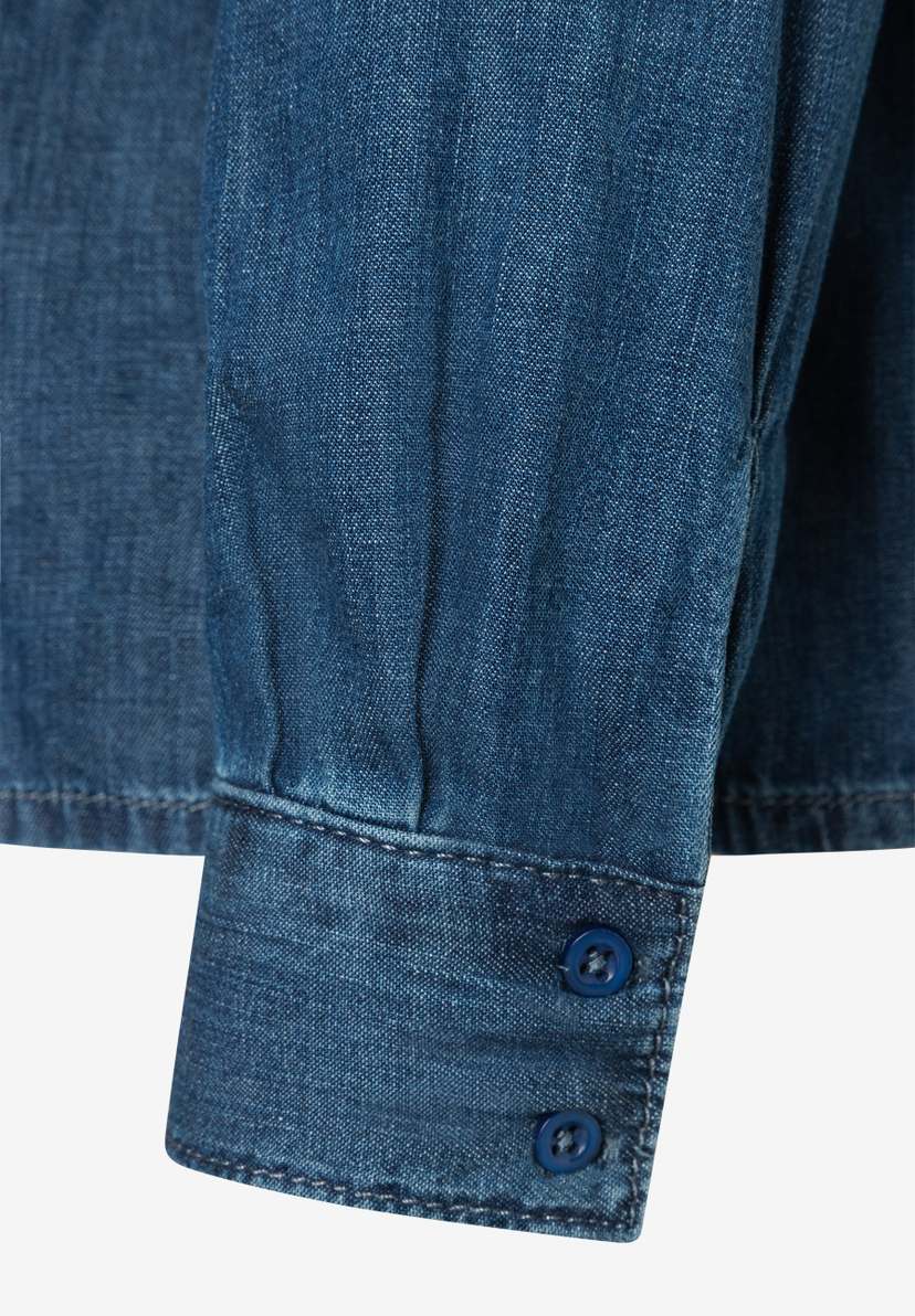 Ärmeldetail einer blauen MORE & MORE Bluse mit zwei Knöpfen am Ärmelaufschlag. Ärmeldetail einer blauen MORE & MORE Bluse mit zwei Knöpfen am Ärmelaufschlag.