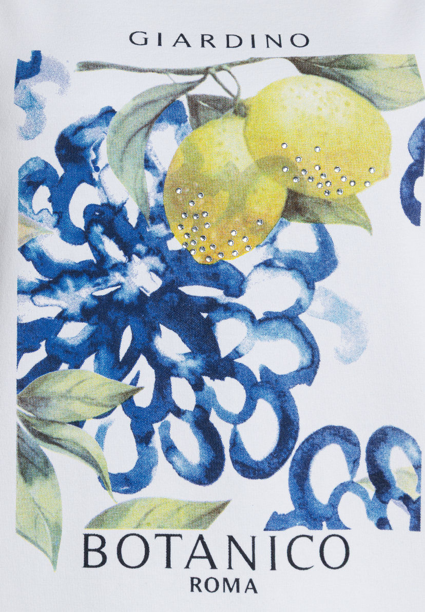 Detailansicht eines MORE & MORE Oberteils mit botanischem Druck und funkelnden Akzenten. Detailansicht eines MORE & MORE Oberteils mit botanischem Druck und funkelnden Akzenten.