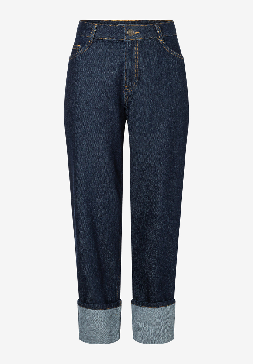 MORE & MORE Jeans in Dunkelblau, mit umgeschlagenen Bündchen und gelben Nähten, auf weißem Hintergrund. MORE & MORE Jeans in Dunkelblau, mit umgeschlagenen Bündchen und gelben Nähten, auf weißem Hintergrund.