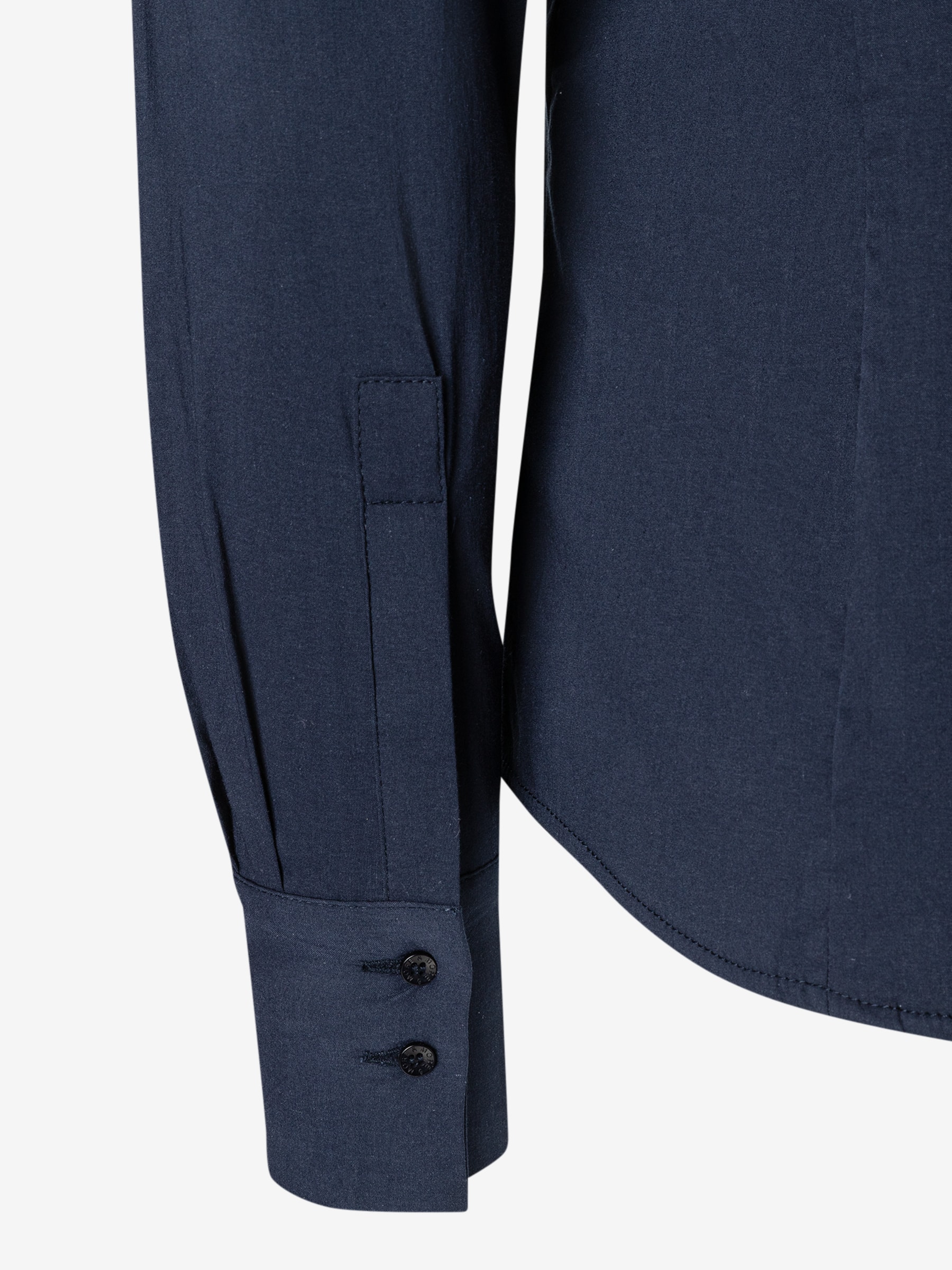 Detailaufnahme vom Ärmel einer blauen MORE & MORE Bluse mit zwei Knöpfen. Detailaufnahme vom Ärmel einer blauen MORE & MORE Bluse mit zwei Knöpfen.
