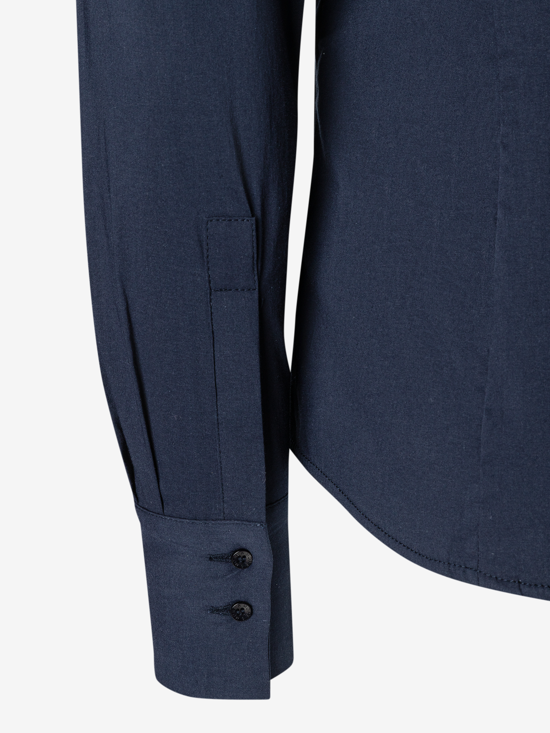 Detailaufnahme vom Ärmel einer blauen MORE & MORE Bluse mit zwei Knöpfen. Detailaufnahme vom Ärmel einer blauen MORE & MORE Bluse mit zwei Knöpfen.
