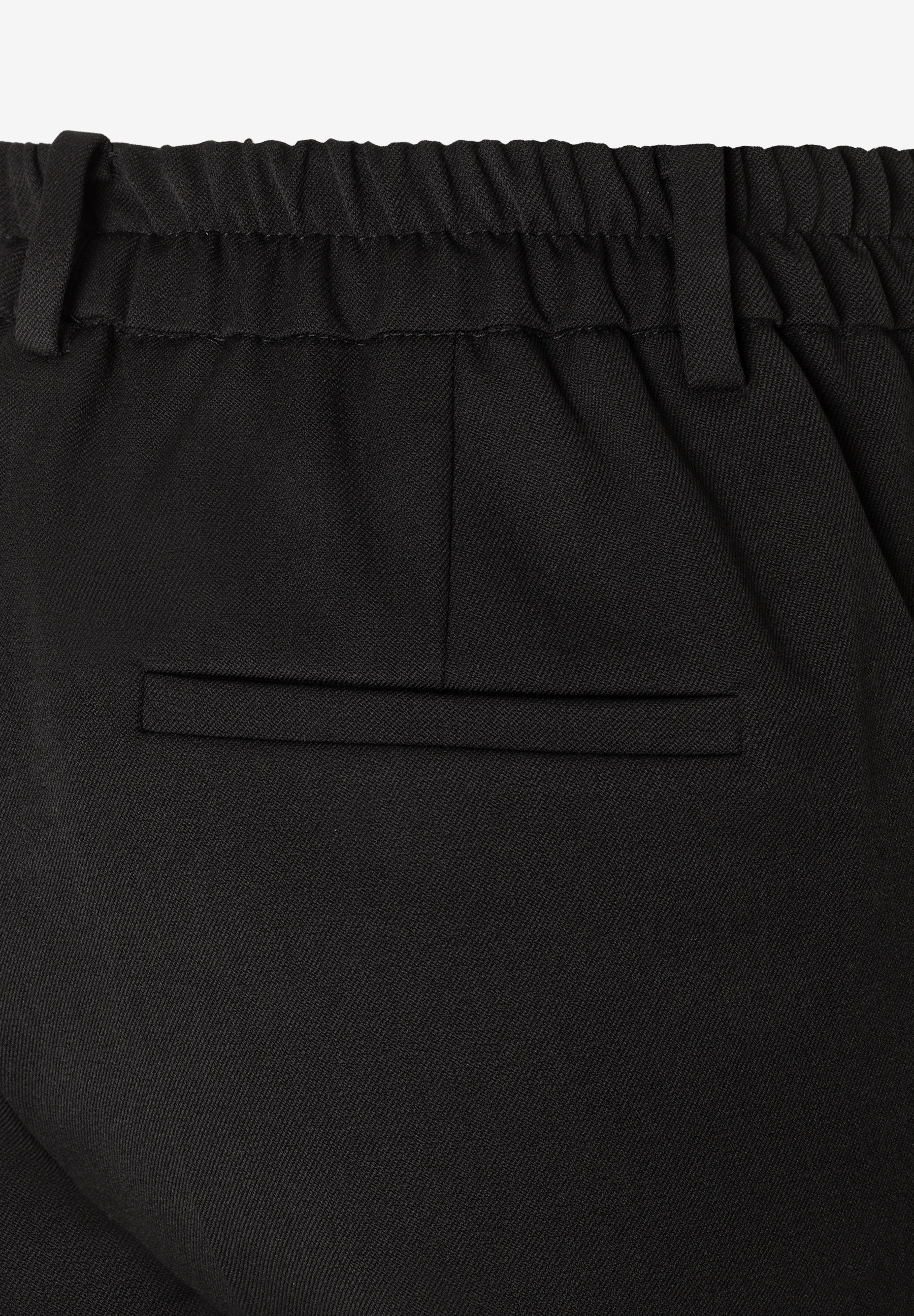 MORE & MORE schwarze Jeans mit Gummizugbund, seitlichen Eingrifftaschen und einer geknöpften Gesäßtasche. MORE & MORE schwarze Jeans mit Gummizugbund, seitlichen Eingrifftaschen und einer geknöpften Gesäßtasche.