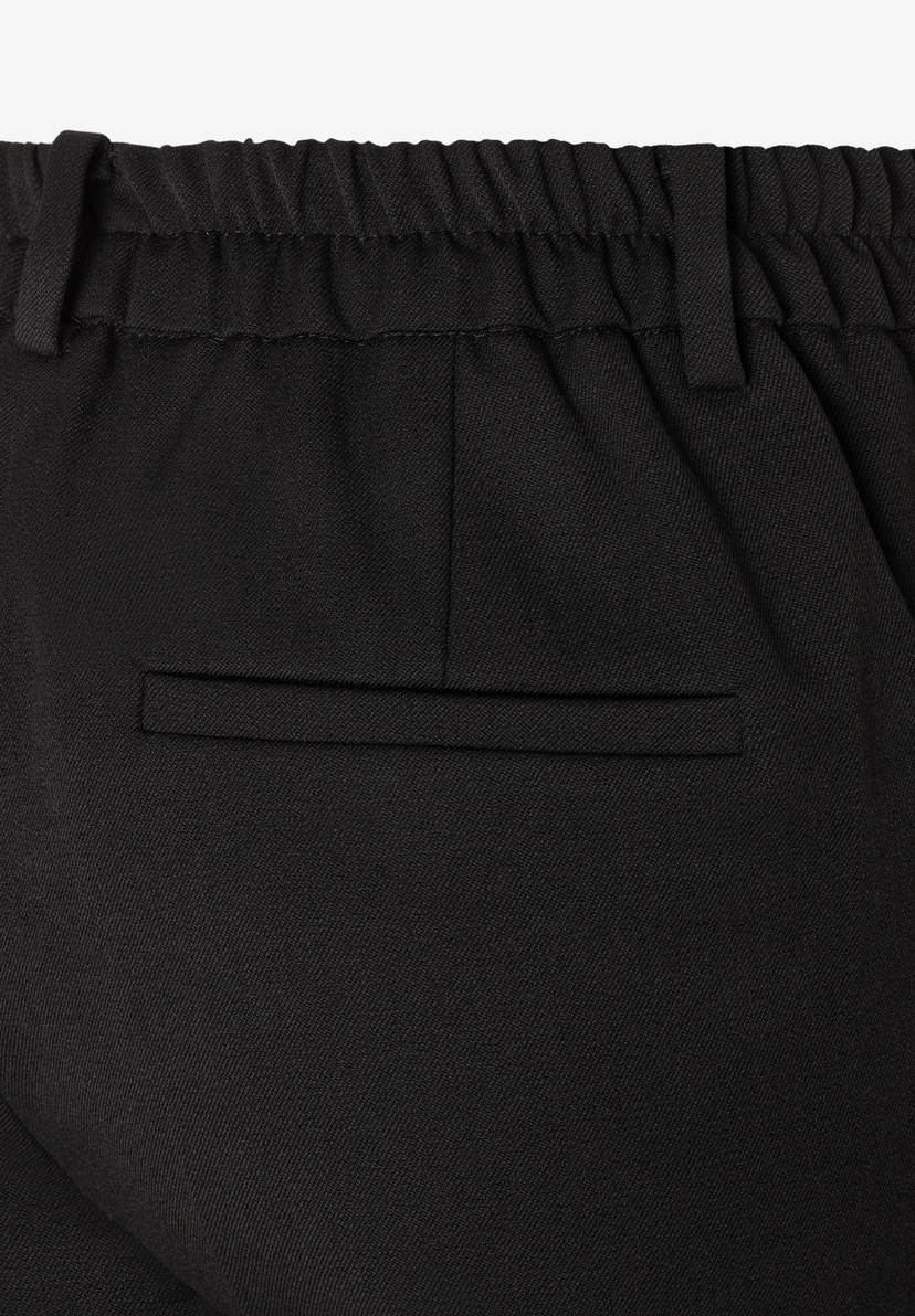 MORE & MORE schwarze Jeans mit Gummizugbund, seitlichen Eingrifftaschen und einer geknöpften Gesäßtasche. MORE & MORE schwarze Jeans mit Gummizugbund, seitlichen Eingrifftaschen und einer geknöpften Gesäßtasche.