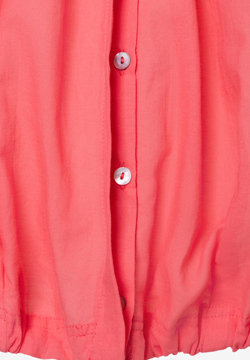 Nahaufnahme einer korallfarbenen MORE & MORE Bluse mit Knopfleiste und hellen Knöpfen. Nahaufnahme einer korallfarbenen MORE & MORE Bluse mit Knopfleiste und hellen Knöpfen.