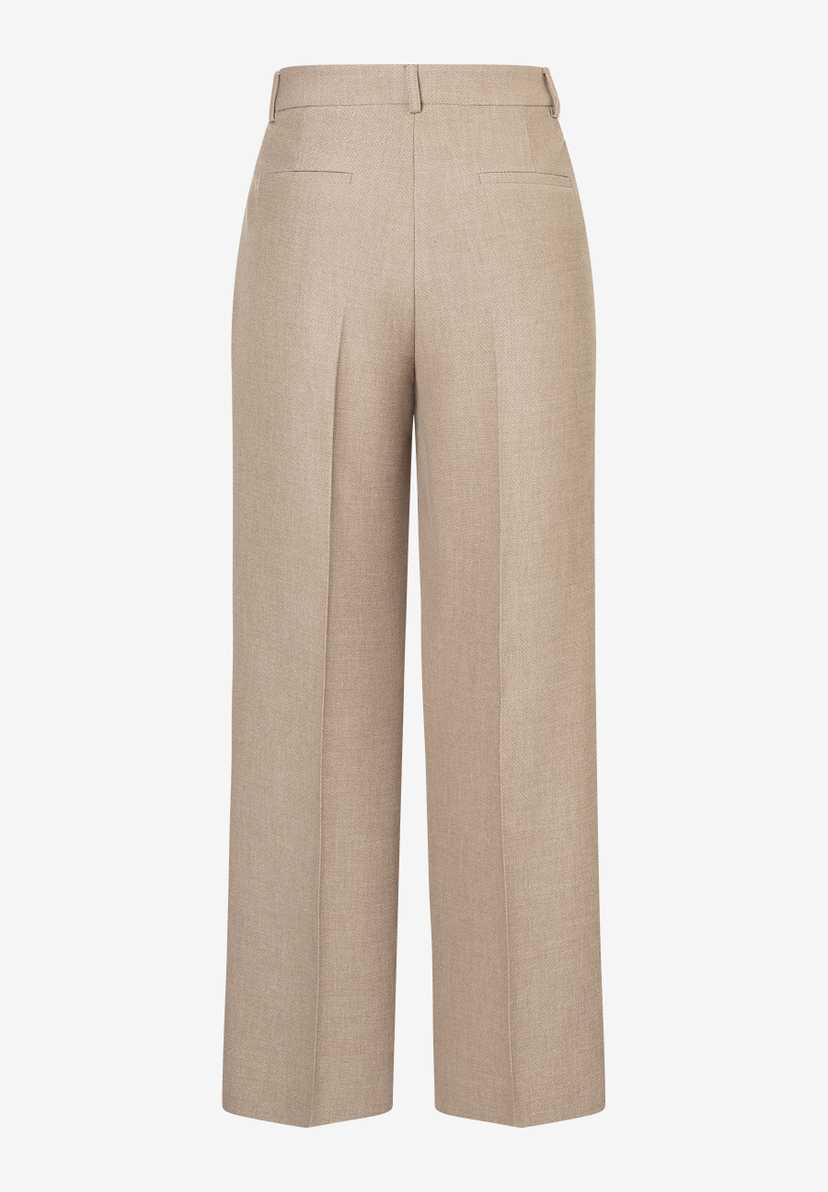 Hellbeige, weite Webhose von MORE & MORE mit geradem Bein und angedeuteten Gesäßtaschen. Hellbeige, weite Webhose von MORE & MORE mit geradem Bein und angedeuteten Gesäßtaschen.