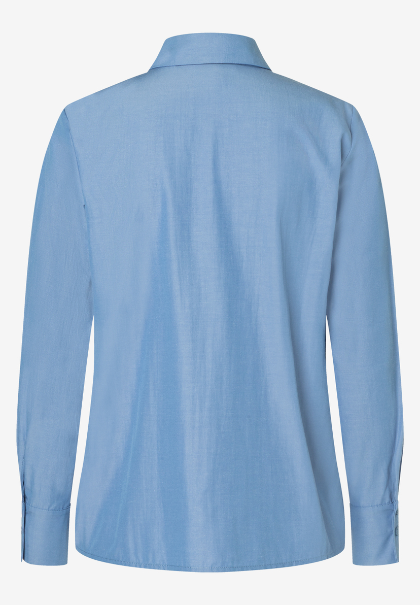 Die Rückseite einer hellblauen MORE & MORE Bluse mit langen Ärmeln. Die Popeline-Bluse ist elastisch und bietet Tragekomfort. Die Rückseite einer hellblauen MORE & MORE Bluse mit langen Ärmeln. Die Popeline-Bluse ist elastisch und bietet Tragekomfort.